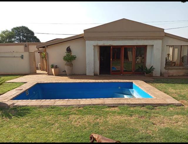 4 BEDROOM HOUSE FOR SALE IN ROWHILL